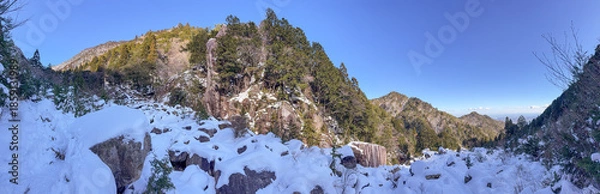 Obraz 御在所岳の裏道登山道に広がる雪景色と兎の耳から望む伊勢湾の眺望