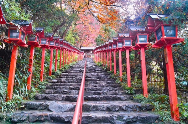 Obraz 京都市左京区、秋の紅葉シーズンの貴船神社、雨に濡れた参道

