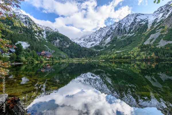 Obraz slovakian carpathian mountain lake in autumn. popradske pleso