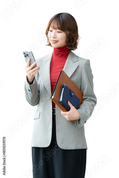 Obraz スマートフォンを使う笑顔の女性・ビジネスウーマン（背景透過PNG）