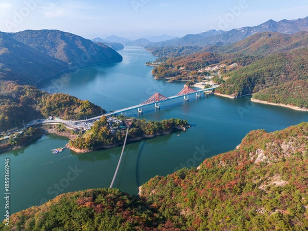 Obraz 충북 옥순봉 출렁다리와 충주호의 가을 풍경