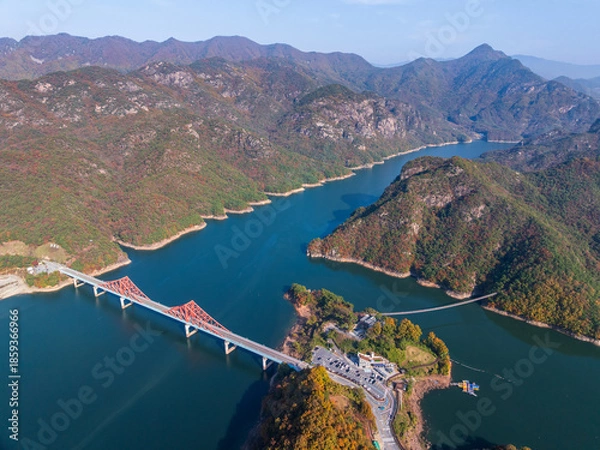 Obraz 충북 옥순봉 출렁다리와 충주호의 가을 풍경