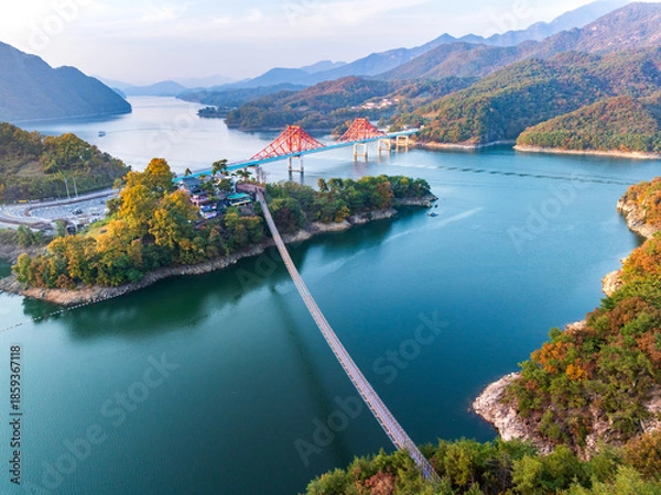 Obraz 충북 옥순봉 출렁다리와 충주호의 가을 풍경