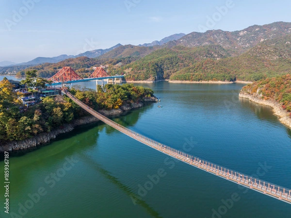 Obraz 충북 옥순봉 출렁다리와 충주호의 가을 풍경