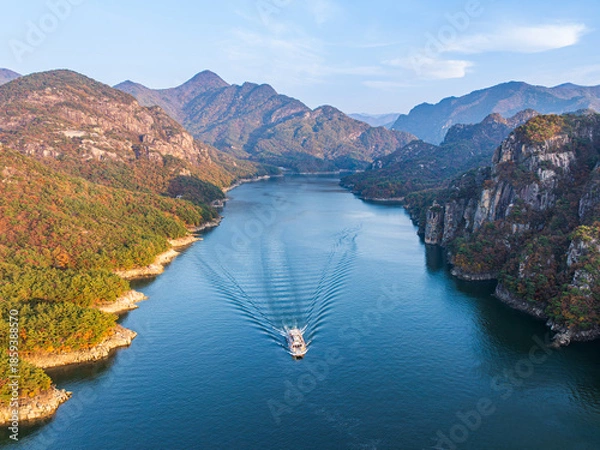 Obraz 충북 옥순봉과 충주호의 가을 풍경