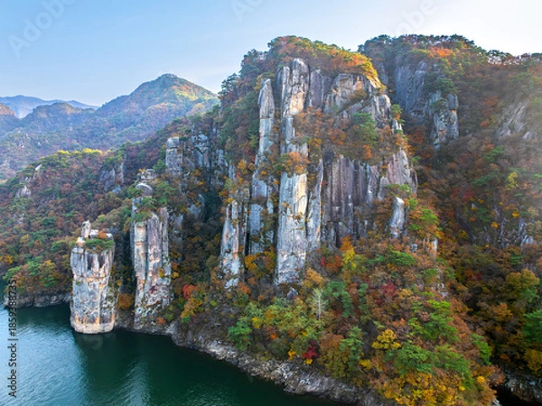 Obraz 충북 옥순봉과 충주호의 가을 풍경