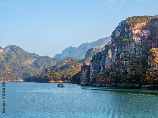 Obraz 충북 옥순봉과 충주호의 가을 풍경