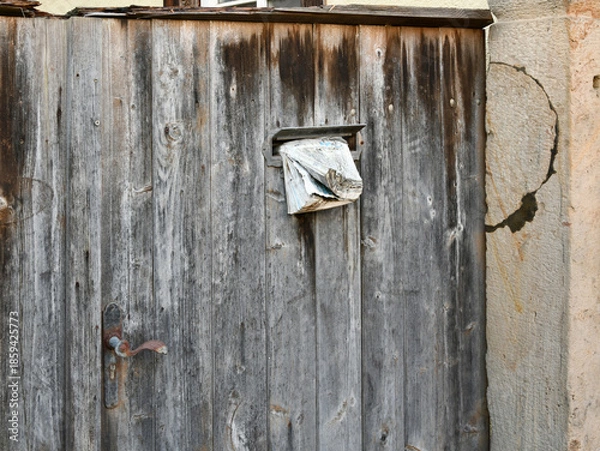 Obraz Uralter Versandkatalog in einem Briefkasten
