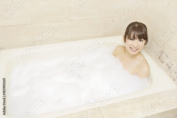 Fototapeta 入浴する若い女性