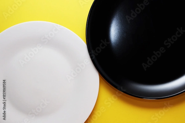 Obraz 白と黒の皿_黄色背景