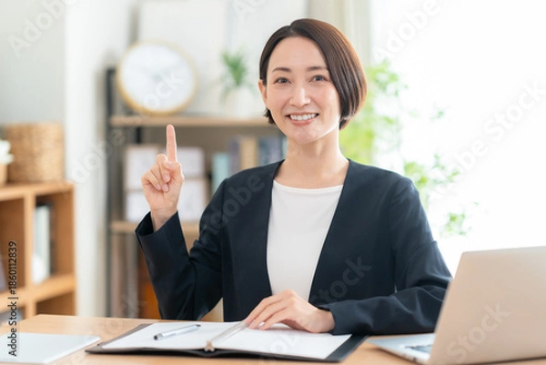 Obraz リビングで商談をするビジネスウーマン