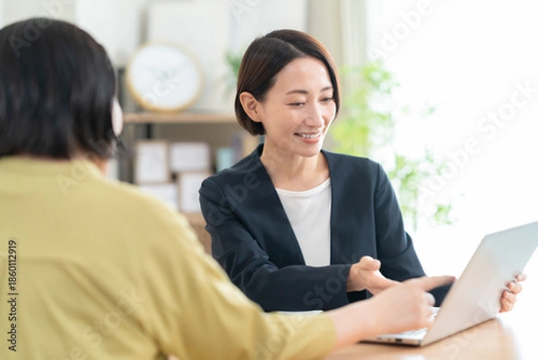 Obraz リビングで女性と商談をするビジネスウーマン