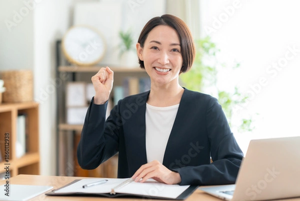 Obraz リビングで商談をするビジネスウーマン