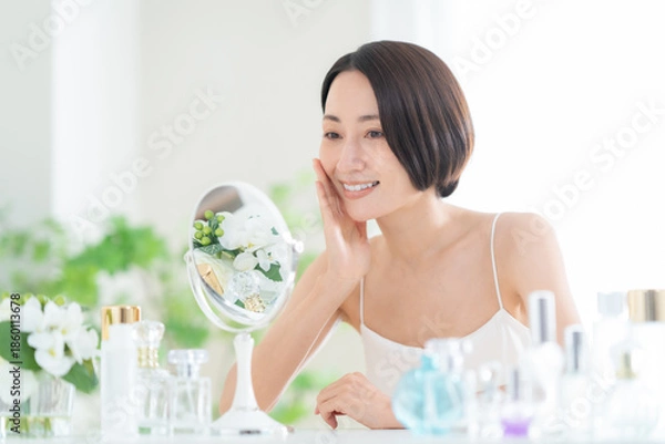 Obraz スキンケアをするミドルの女性