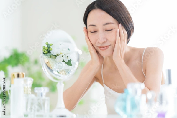 Obraz スキンケアをするミドルの女性