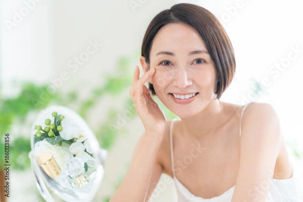 Obraz スキンケアをするミドルの女性