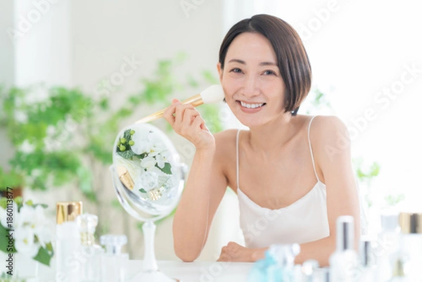 Obraz スキンケアをするミドルの女性