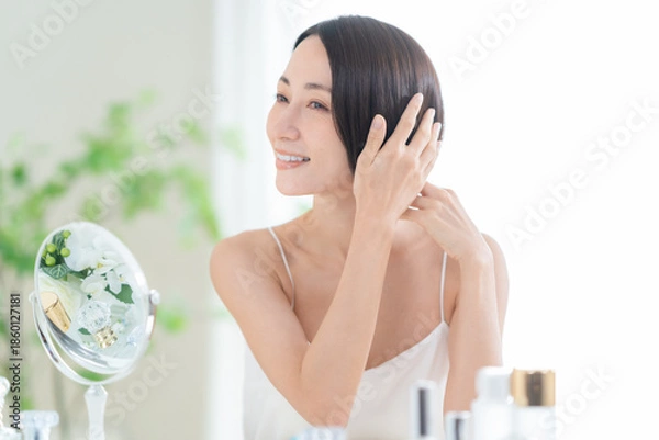 Obraz スキンケアをするミドルの女性