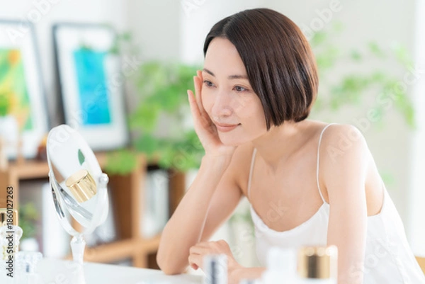 Obraz スキンケアをするミドルの女性