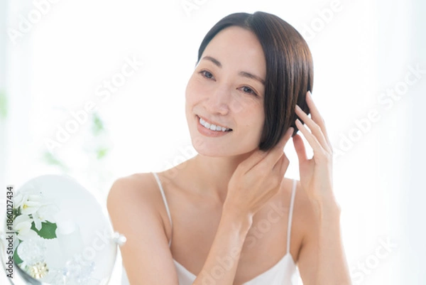 Obraz スキンケアをするミドルの女性