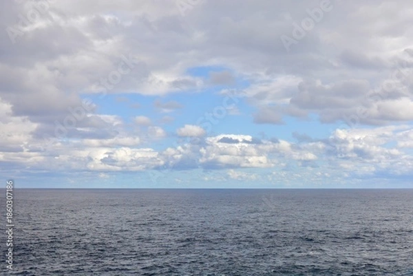 Fototapeta 冬の曇り空と水平線　沖縄県辺戸岬