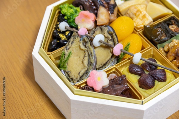 Obraz おせち料理の重箱に盛り付けられたアワビと伝統的な和食の詰め合わせ
