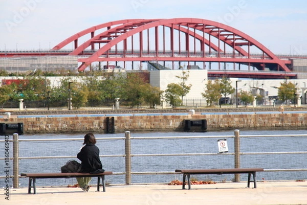 Obraz 神戸メリケンパークのベンチに座り海を眺める女性と神戸大橋