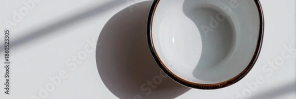 Fototapeta 白い皿の上に置かれたカップと影の様子