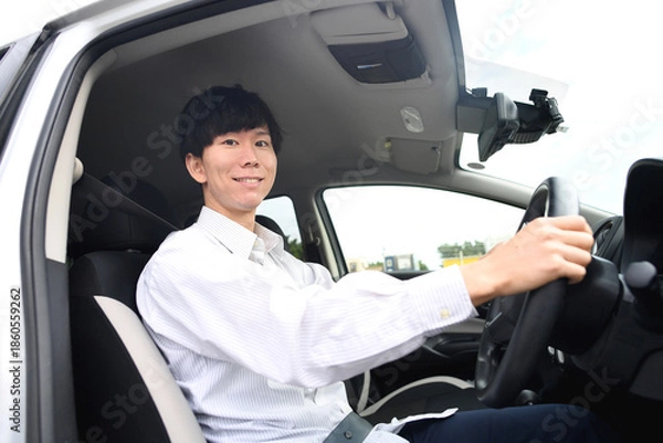 Obraz 車を運転する笑顔のアジア人男性ドライバー