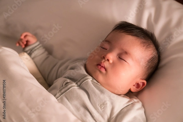 Obraz 高級ホテルの客室で眠る日本人の男の子の赤ちゃん