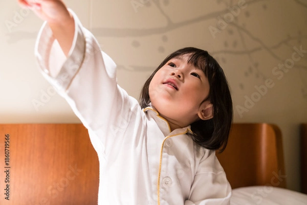 Obraz 高級ホテルの客室でくつろぐ日本人の女の子の幼児