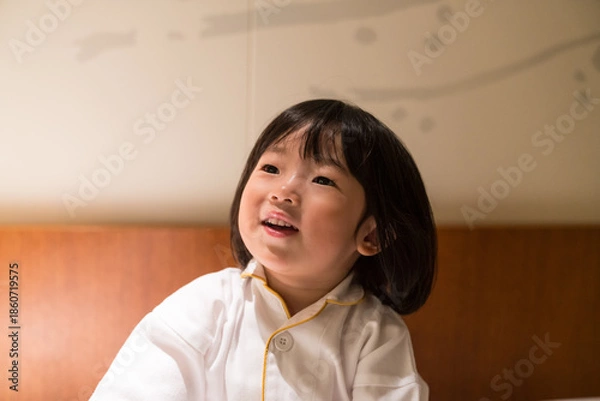 Obraz 高級ホテルの客室でくつろぐ日本人の女の子の幼児