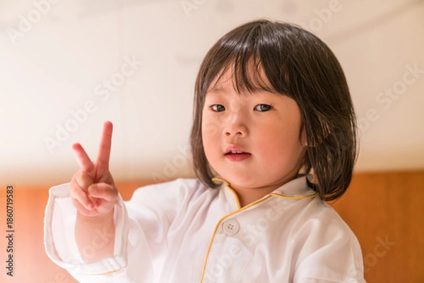Obraz 高級ホテルの客室でくつろぐ日本人の女の子の幼児