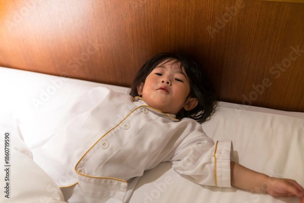 Obraz 高級ホテルの客室でくつろぐ日本人の女の子の幼児