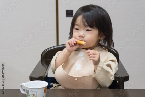 Obraz 旅館で食事をする日本人の女の子の幼児