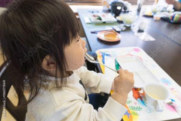 Obraz 旅館で食事をする日本人の女の子の幼児