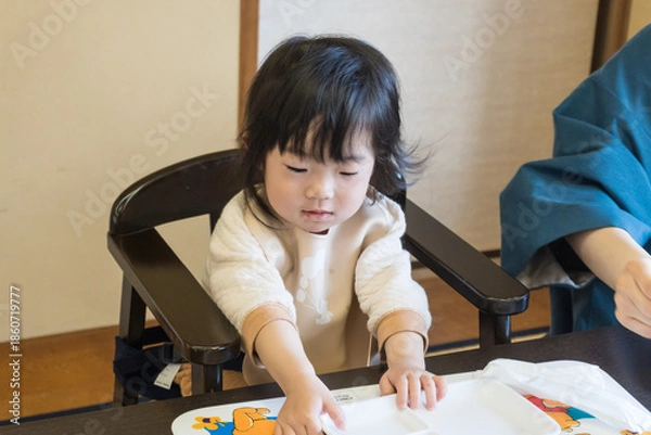 Obraz 旅館で食事をする日本人の女の子の幼児