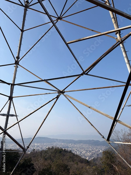 Fototapeta 送電線の鉄塔越に見える山科の街並み