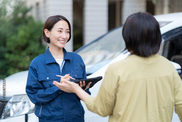Obraz 車の修理をするミドルの女性の自動車整備士