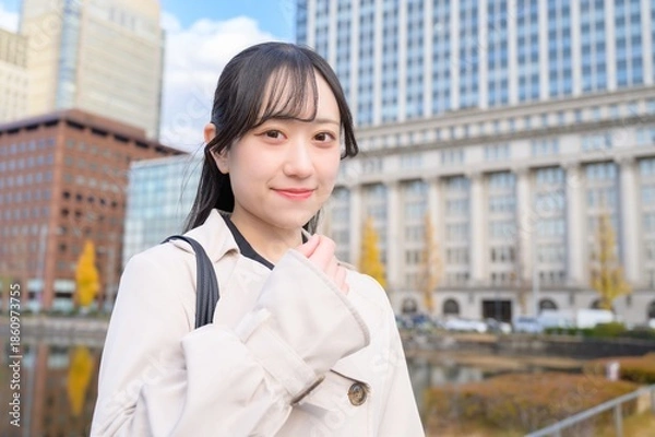 Obraz オフィス街で通勤をする日本人ビジネスウーマン