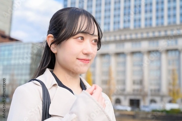 Obraz オフィス街で通勤をする日本人ビジネスウーマン