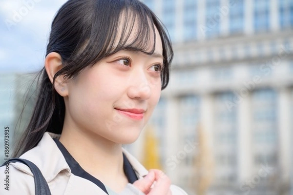 Obraz オフィス街で通勤をする日本人ビジネスウーマン