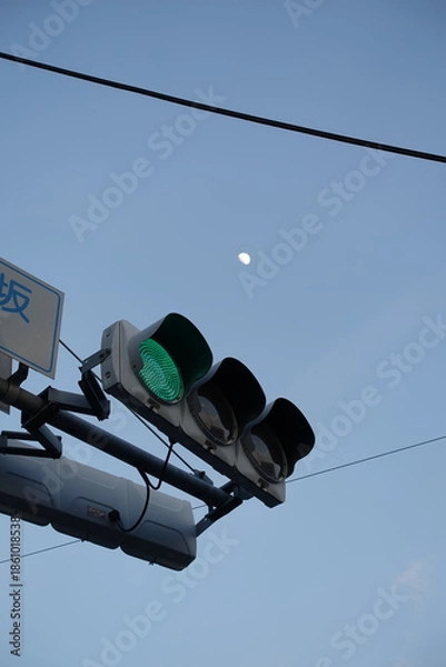 Obraz 信号機と月。traffic light pole