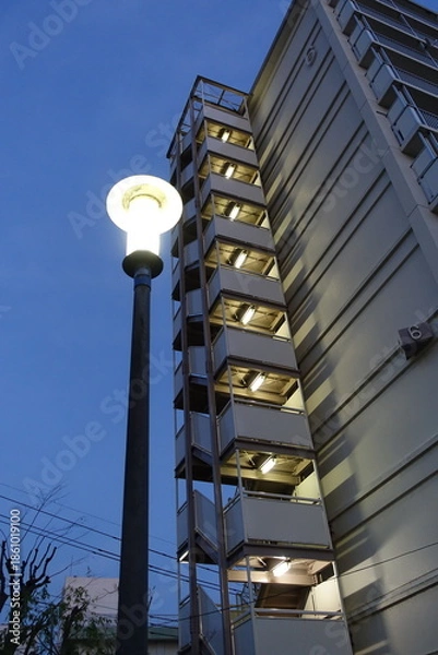 Obraz 街灯と非常階段の灯り