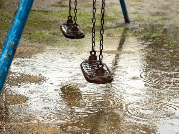 Fototapeta 雨の日のブランコと水溜まり