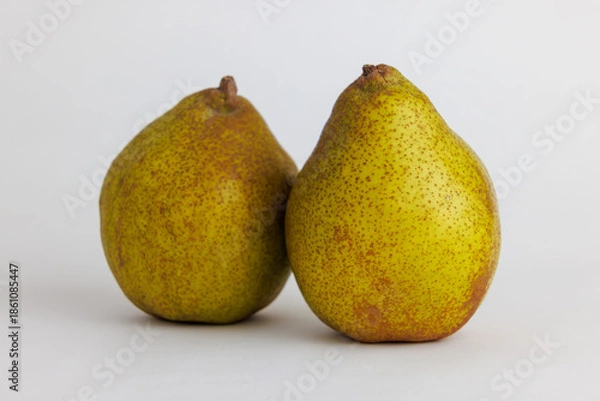 Fototapeta 2つの熟した西洋なし（ラ・フランス）、白背景