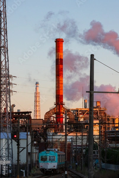 Obraz 工場地帯を走る夕暮れのローカル線