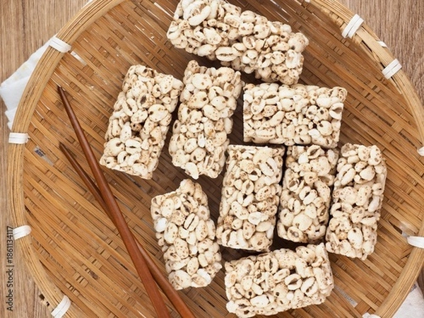 Fototapeta 한국음식 고소하고 달콤한 밀보리 강정