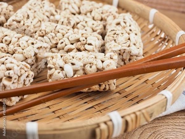 Fototapeta 한국음식 고소하고 달콤한 밀보리 강정