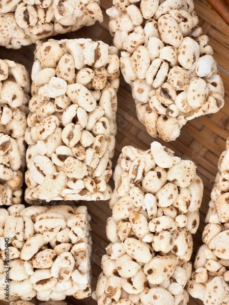 Fototapeta 한국음식 고소하고 달콤한 밀보리 강정